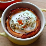 Nybakt egg og bacon til frokost