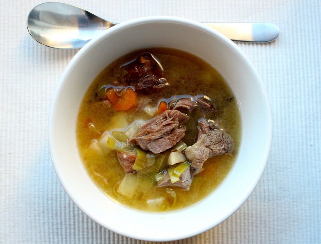 Suppe av fårikålkjøtt