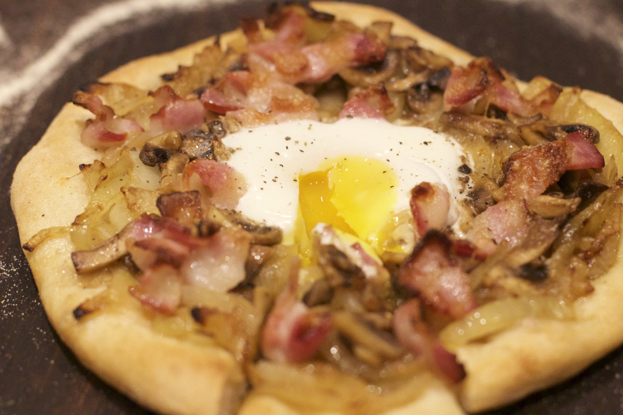 Smilende egg på pizza