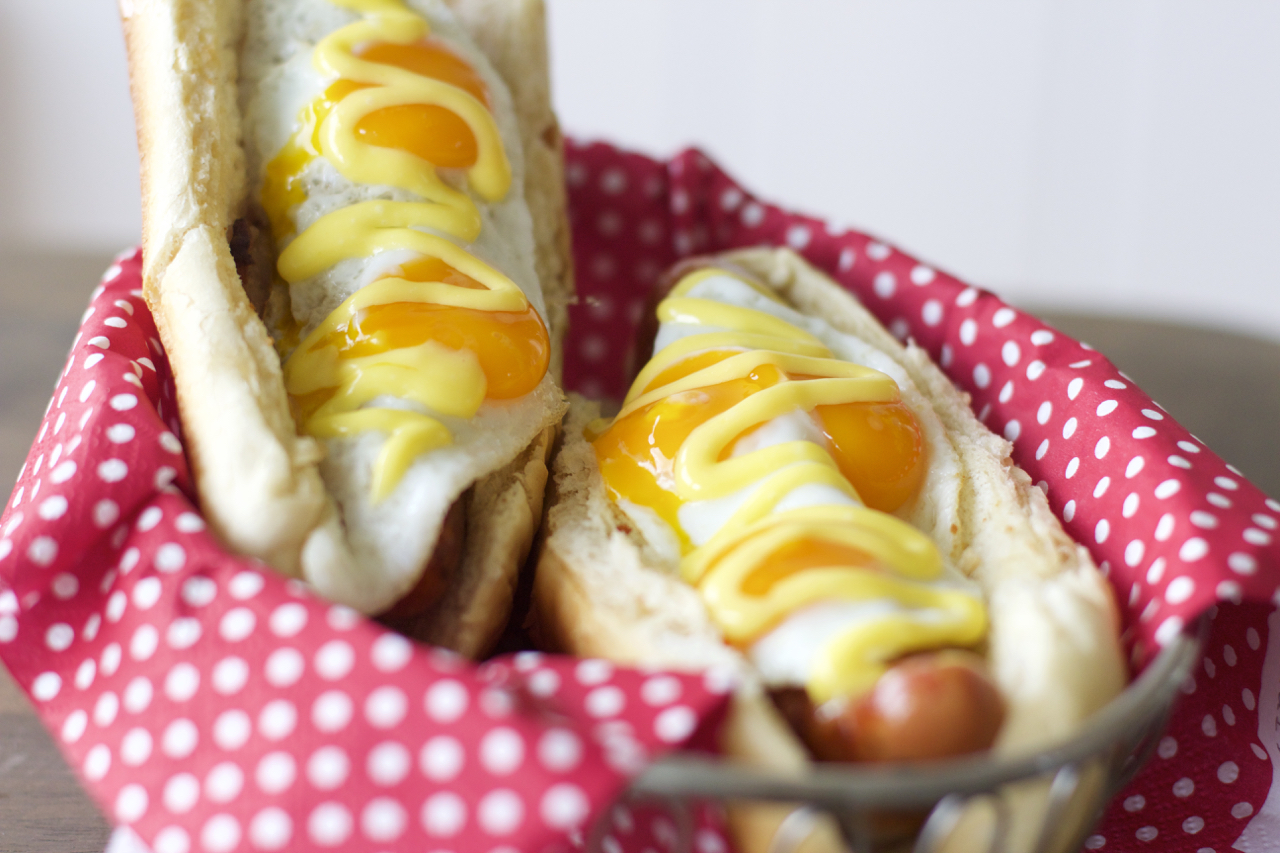 Baconpølse med vaktelegg og hollandaise