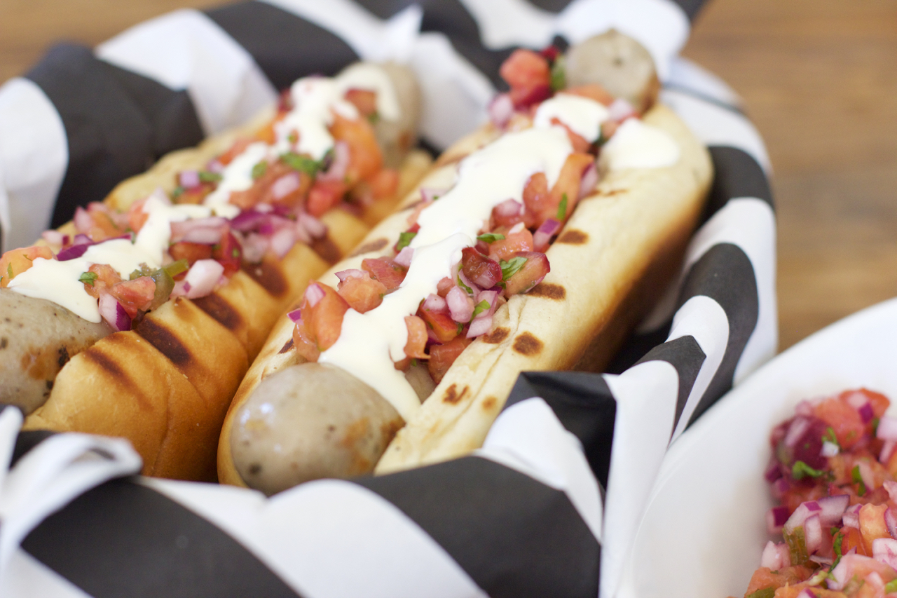 Pølse med ferskensalsa