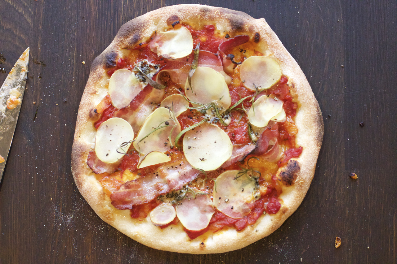 Potetpizza med bacon og rosmarin