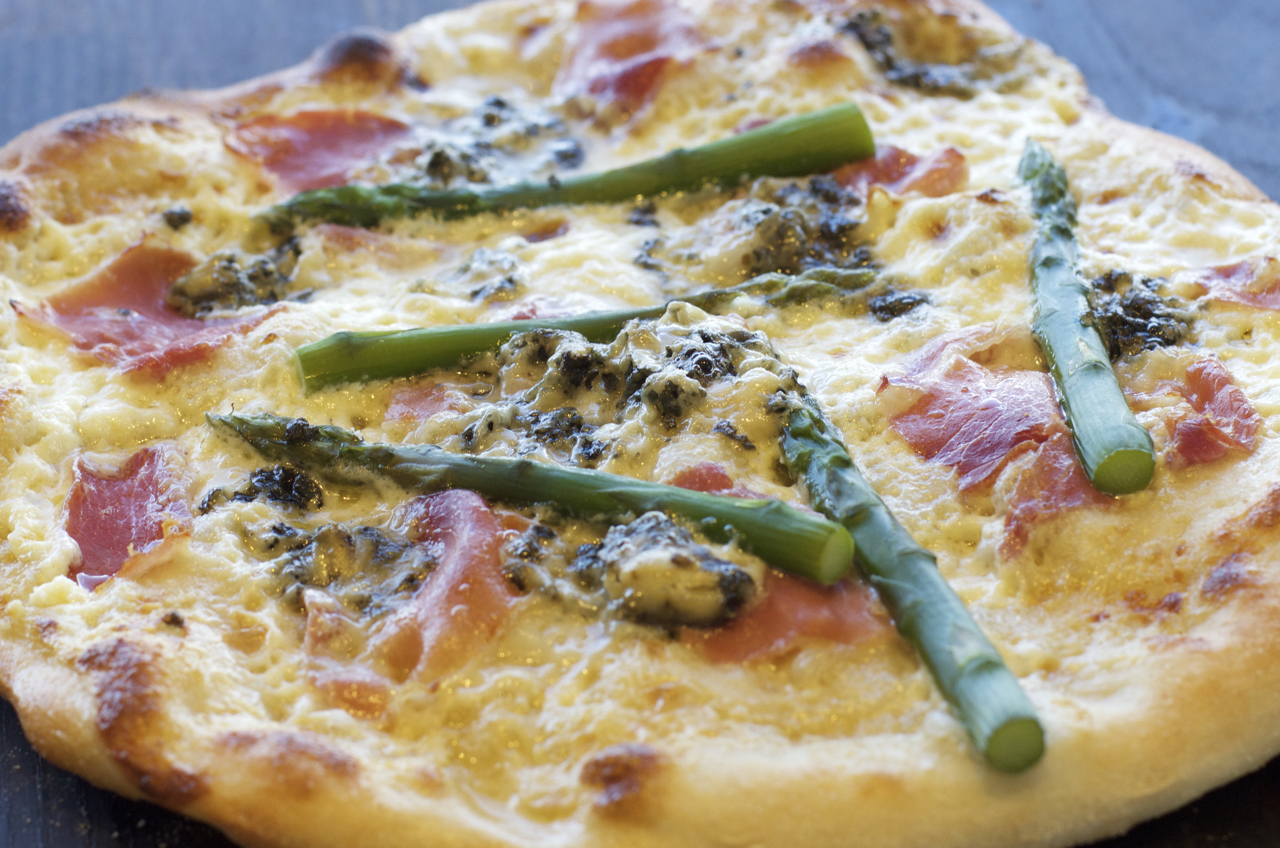 Pizza med rømme, spekeskinke, blåmuggost og asparges