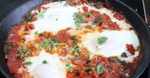 Egg posjert i tomatsaus