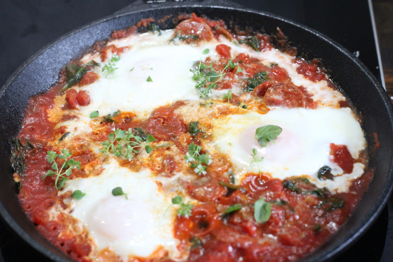 Egg posjert i tomatsaus