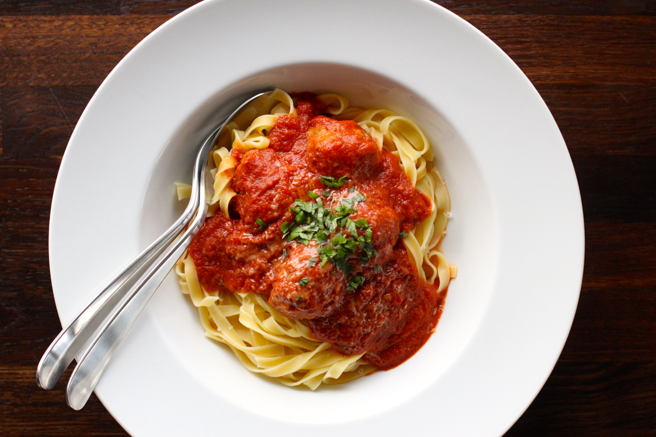 Klikk på bildet for oppskrift på pasta med tomatsaus og hjemmelagde kjøttboller