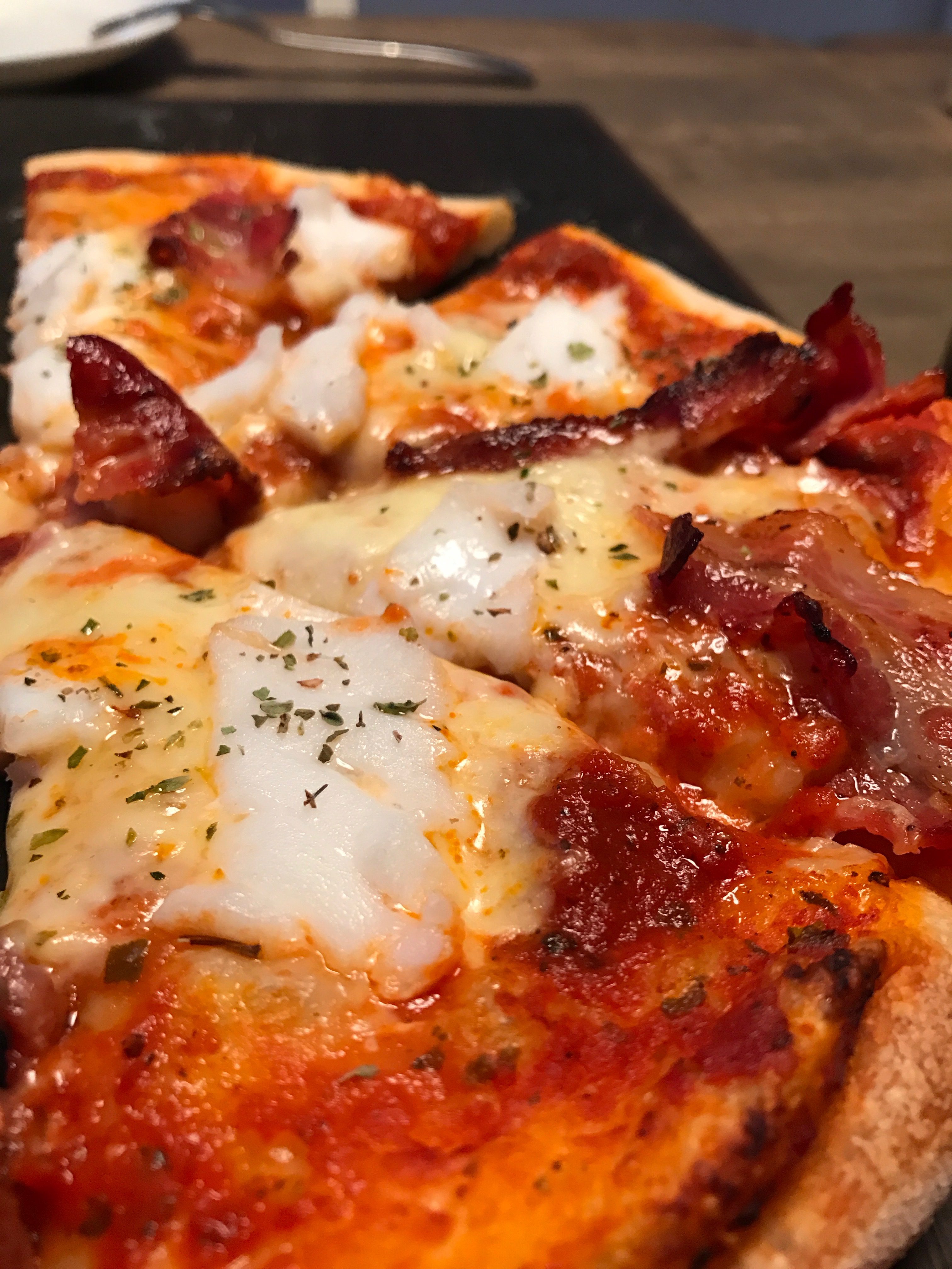 Pizza med skrei og bacon