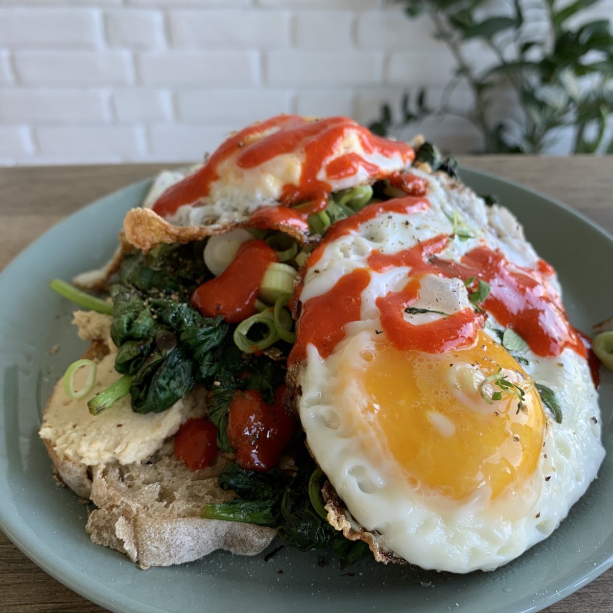 Egg og hjemmelaget chilisaus